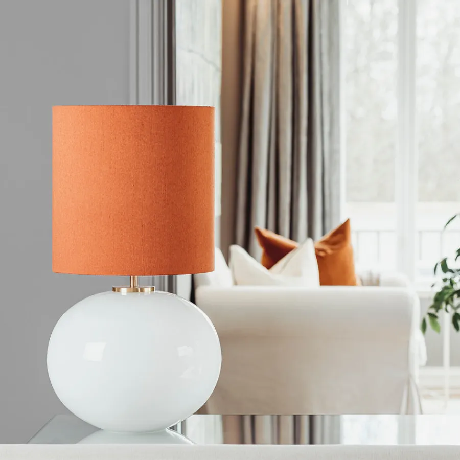 HADELAND GLASSVERK Bordlamper|Bordlamper-SENJA BORDLAMPE HVIT M. MESSING ARMATUR, HVIT 30*30 SKJERM