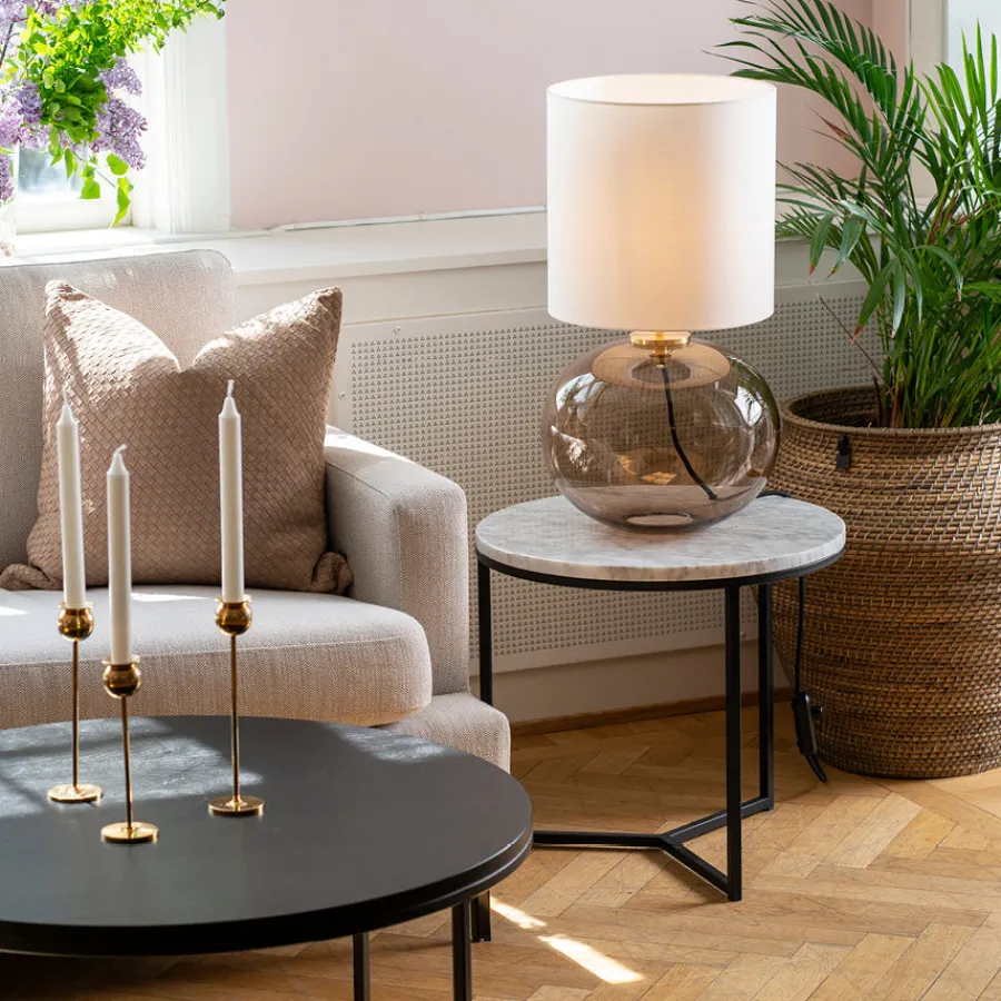 HADELAND GLASSVERK Bordlamper|Bordlamper-SENJA BORDLAMPE HVIT M. MESSING ARMATUR, HVIT 30*30 SKJERM
