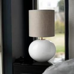 HADELAND GLASSVERK Bordlamper|Bordlamper-SENJA BORDLAMPE M. MESSING ARMATUR, BEIGE 30*30 SKJERM Hvit