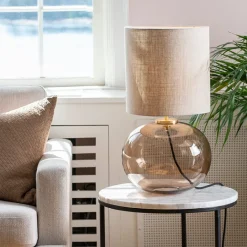 HADELAND GLASSVERK Bordlamper|Bordlamper-SENJA BORDLAMPE M. MESSING ARMATUR, BEIGE 30*30 SKJERM Hvit