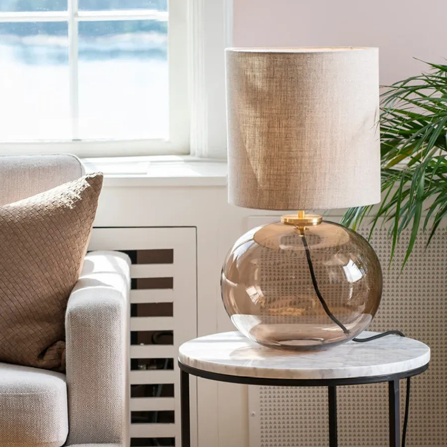 HADELAND GLASSVERK Bordlamper|Bordlamper-SENJA BORDLAMPE M. MESSING ARMATUR, BEIGE 30*30 SKJERM Hvit