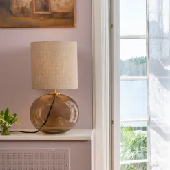 HADELAND GLASSVERK Bordlamper|Bordlamper-SENJA BORDLAMPE M. MESSING ARMATUR, SORT M/GULL 30*30 SKJERM Hvit