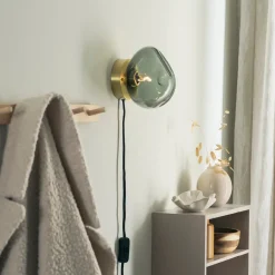 HADELAND GLASSVERK Vegglamper|Vegglamper-VEGGLAMPE LYS RØKGRÅ MED INNFELDT MESSING OPPHENG