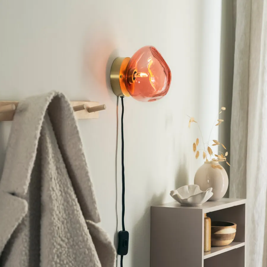 HADELAND GLASSVERK Vegglamper|Vegglamper-VEGGLAMPE MORGENRØD MED UTVENDIG MESSING OPPHENG